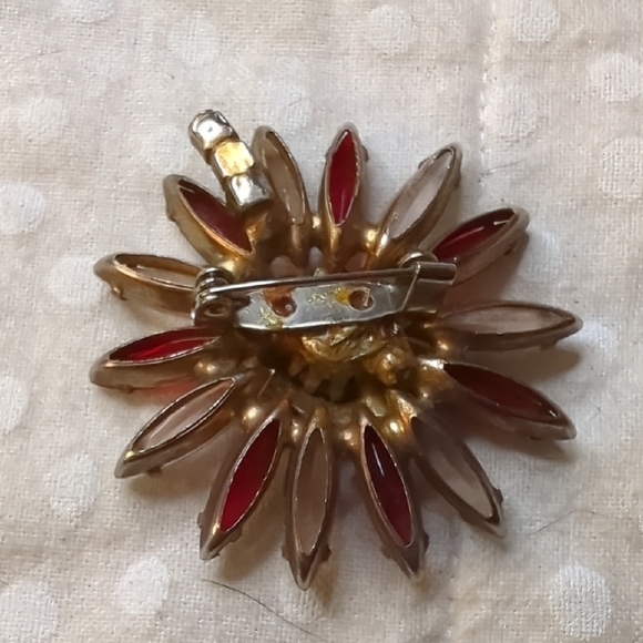 Elegant Red and Gold Floral Brooch - Picture 2 of 2